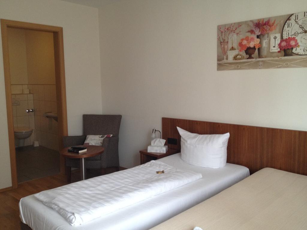 Hotel Sonne Neuburg am Rhein Room photo
